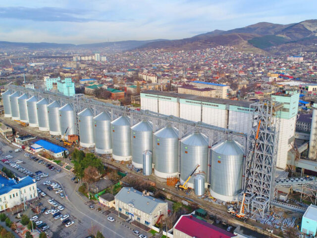 Новый элеватор НКХП. 5 декабря 2017 года на Новороссийском комбинате хлебопродуктов была запущена в эксплуатацию первая очередь нового элеватора с объемом хранения 100 тысяч тонн зерновых построенного ГК «АВГ»